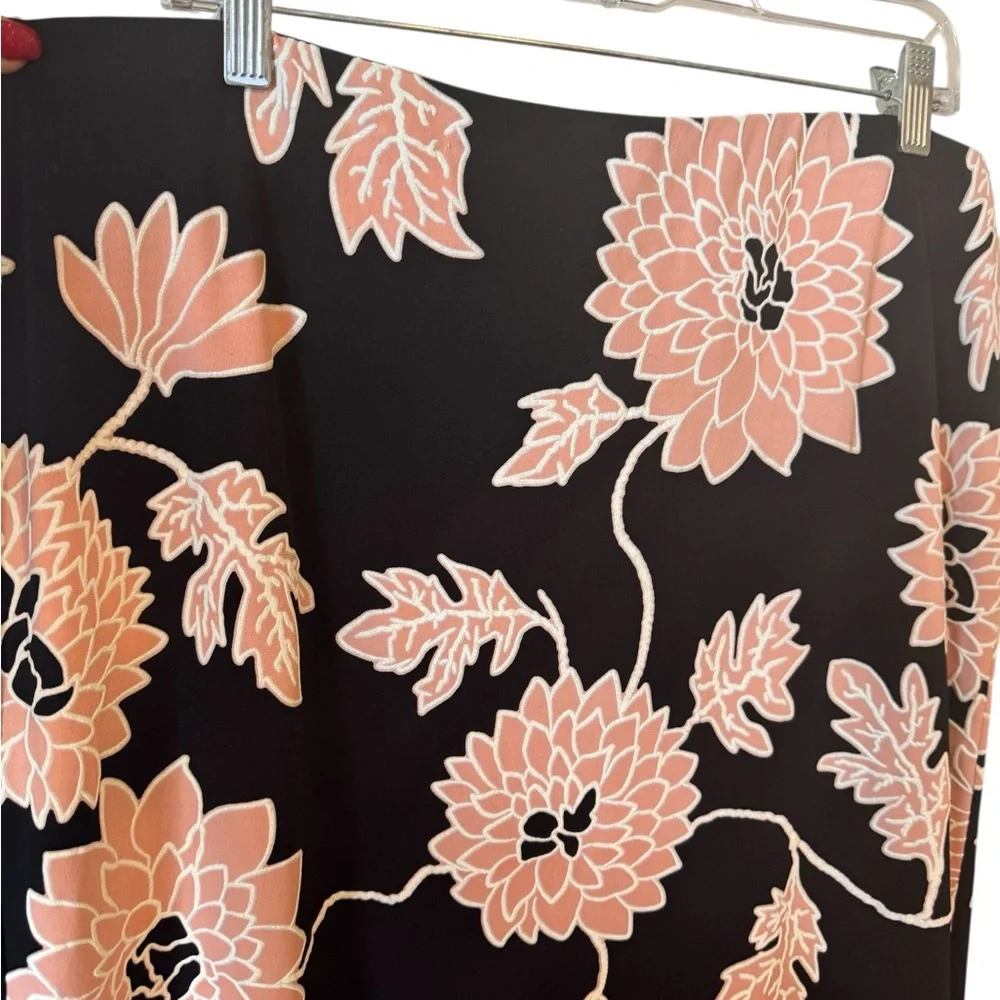SPRING/SUMMER  Black/ Pink Floral Pencil Skirt  LARGE     #C - Picture 2 of 6